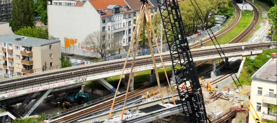 LR 1800-1.0 hebt Bahnbrücke durch Thömen-Team ein
