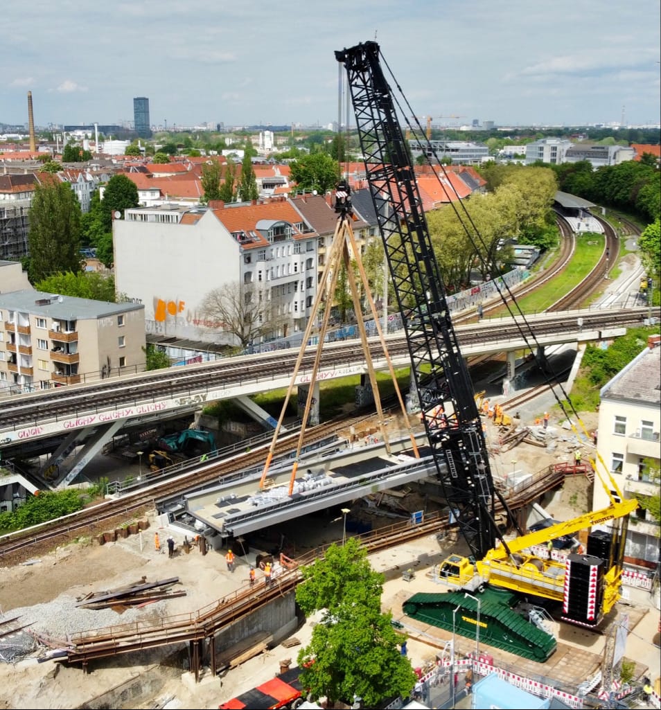 LR 1800-1.0 hebt Bahnbrücke durch Thömen-Team ein