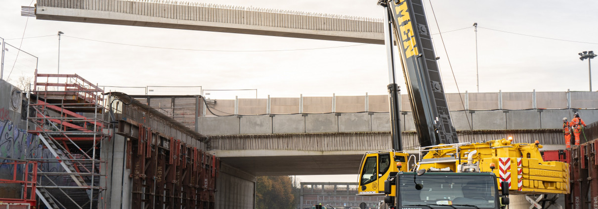 Betonbinder A7 Thömen-Kran mieten Kranarbeiten Autobahn