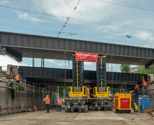 Brückemontage mit Cometto SPMT - Enerpac Hubsystemen - Hüffermann Gruppe