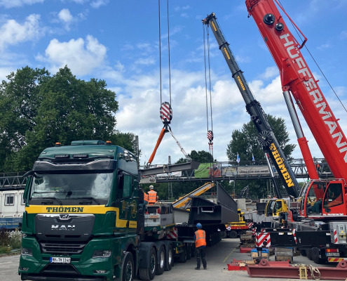 Kranarbeiten bei Brückenverladung für Sondertransport - Schwerlastspedition Hüffermann Gruppe