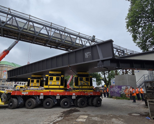 SPMT Modulartransporter für Brückentransport mit Hubsystem von Hüffermann