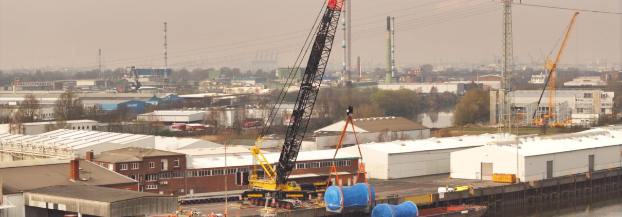 LG 1750 erster Einsatz Gittermast-Mobilkran von Liebherr Anodenoefen Hamburger Hafen