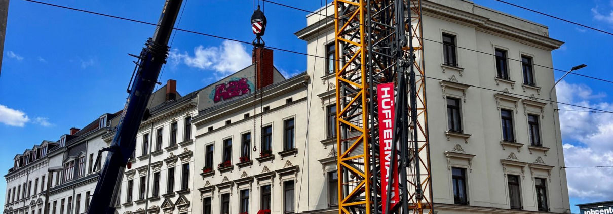 Baukranmontage untendrehender Turmdrehkran mieten