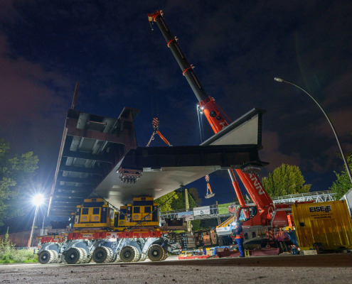 Schwerlasttransport mit SPMT - Brückentransport und Kranarbeit Hüffermann Gruppe