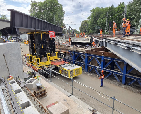 SPMT & Hubsysteme bei Brückenmontage Hamburg - Hüffermann Gruppe