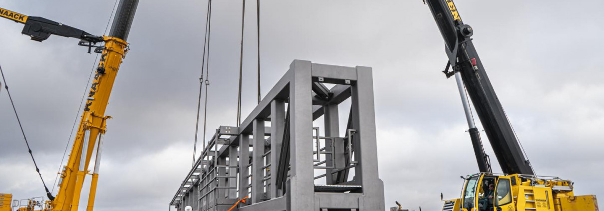 Vollsperrung A Brueckenbau Schilderbruecke Montage Thoemen